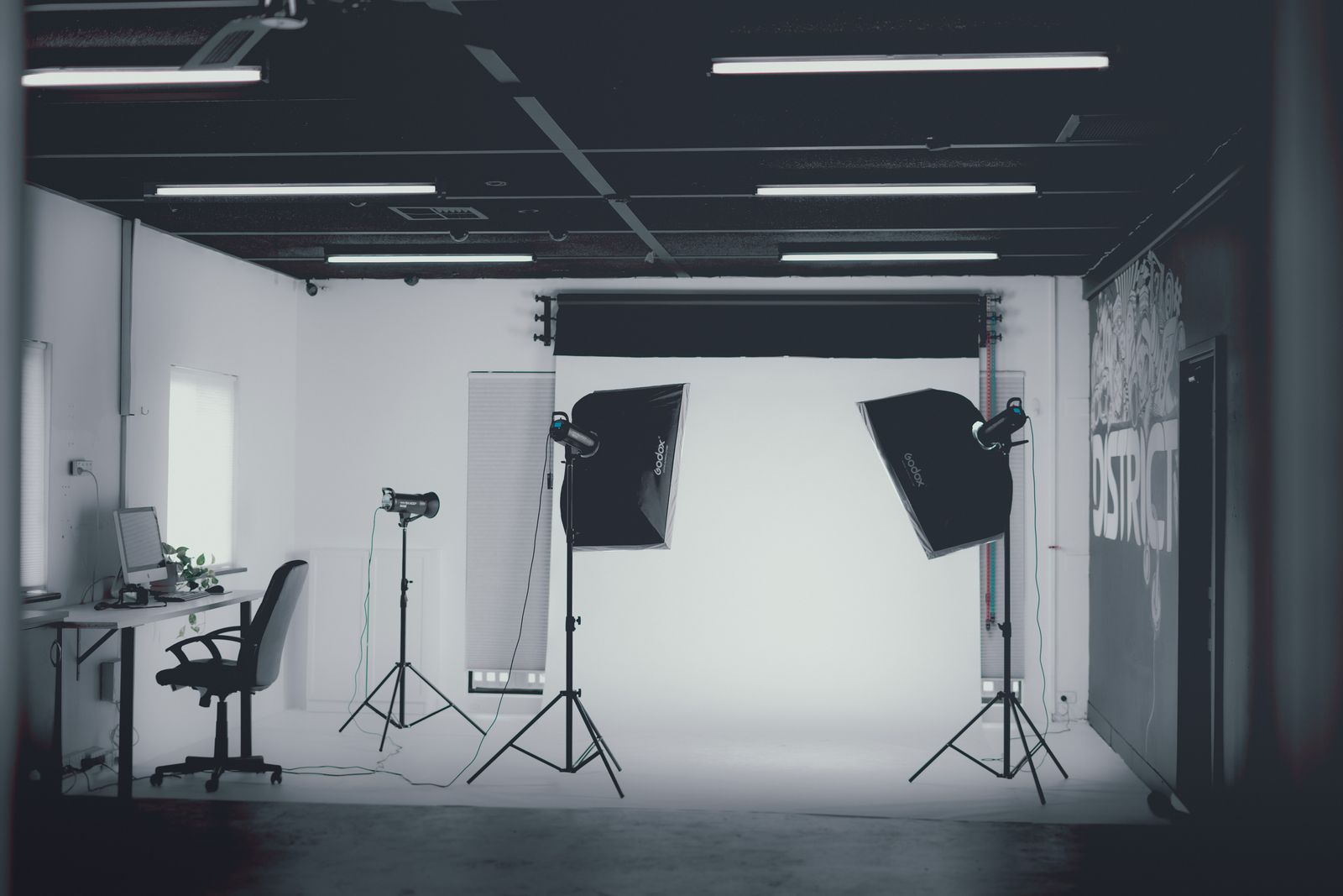 Interior de un estudio fotográfico con iluminación profesional