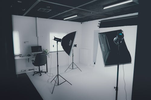 Kostenloses Stock Foto zu fotostudio, graustufen, hintergrund