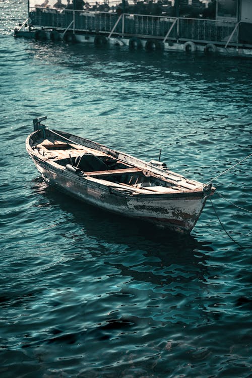 ahşap tekne, dalgalar, deniz içeren Ücretsiz stok fotoğraf
