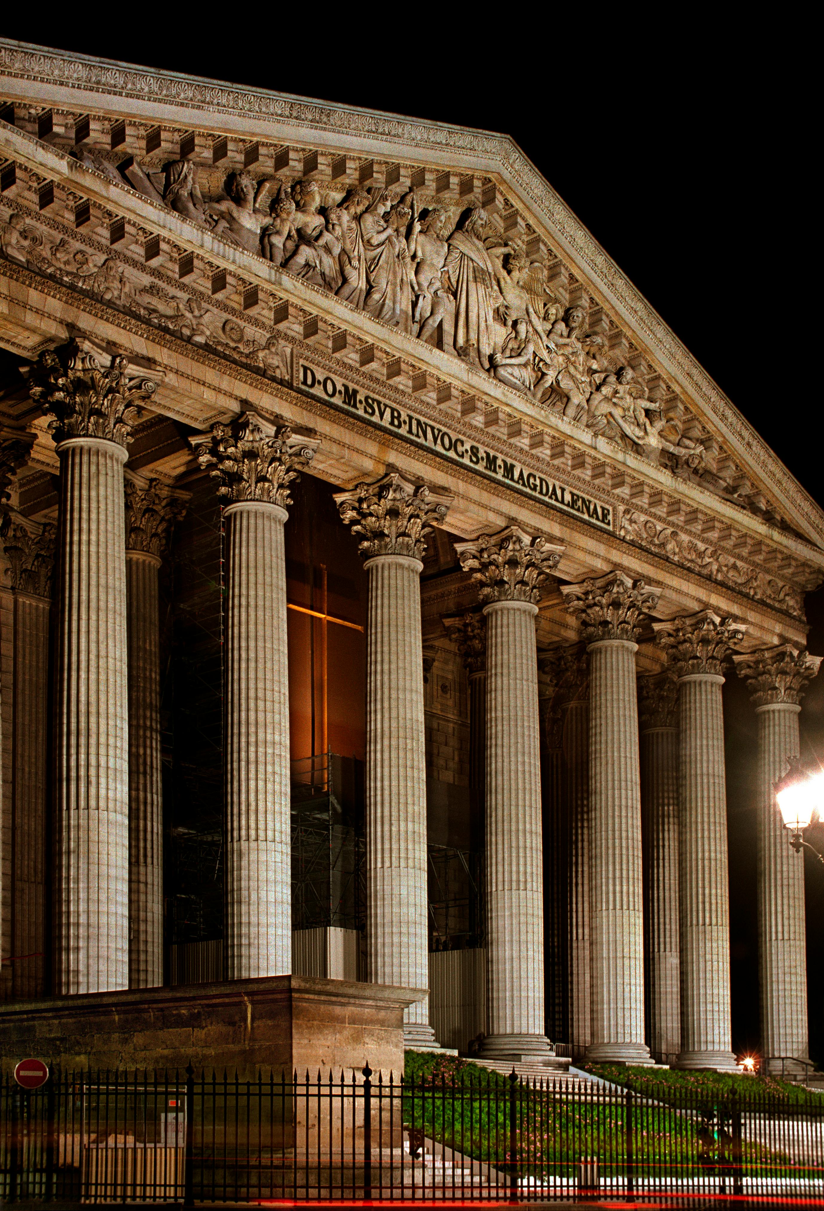 frontage of the madeleine church in paris france