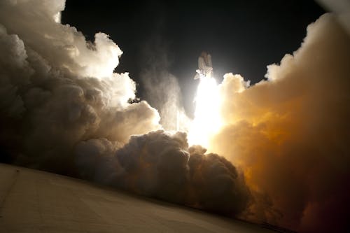 무료 우주선의 흰 연기 스톡 사진