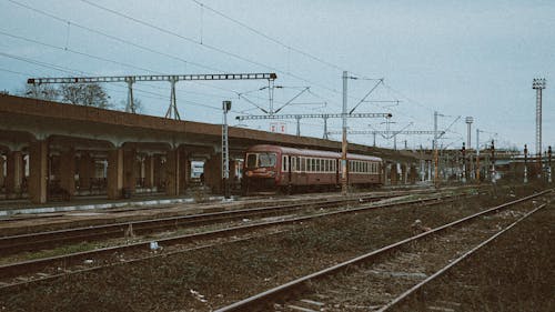 бесплатная Бесплатное стоковое фото с вертикальный выстрел, железная дорога, железнодорожная станция Стоковое фото