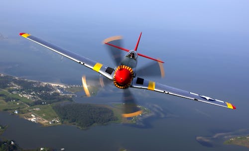 免费 银黄色红色和黑色喷气式飞机在白天飞行 素材图片