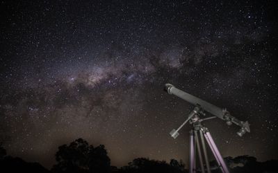 JWST phát hiện 'sao hố đen' từ vũ trụ sơ khai