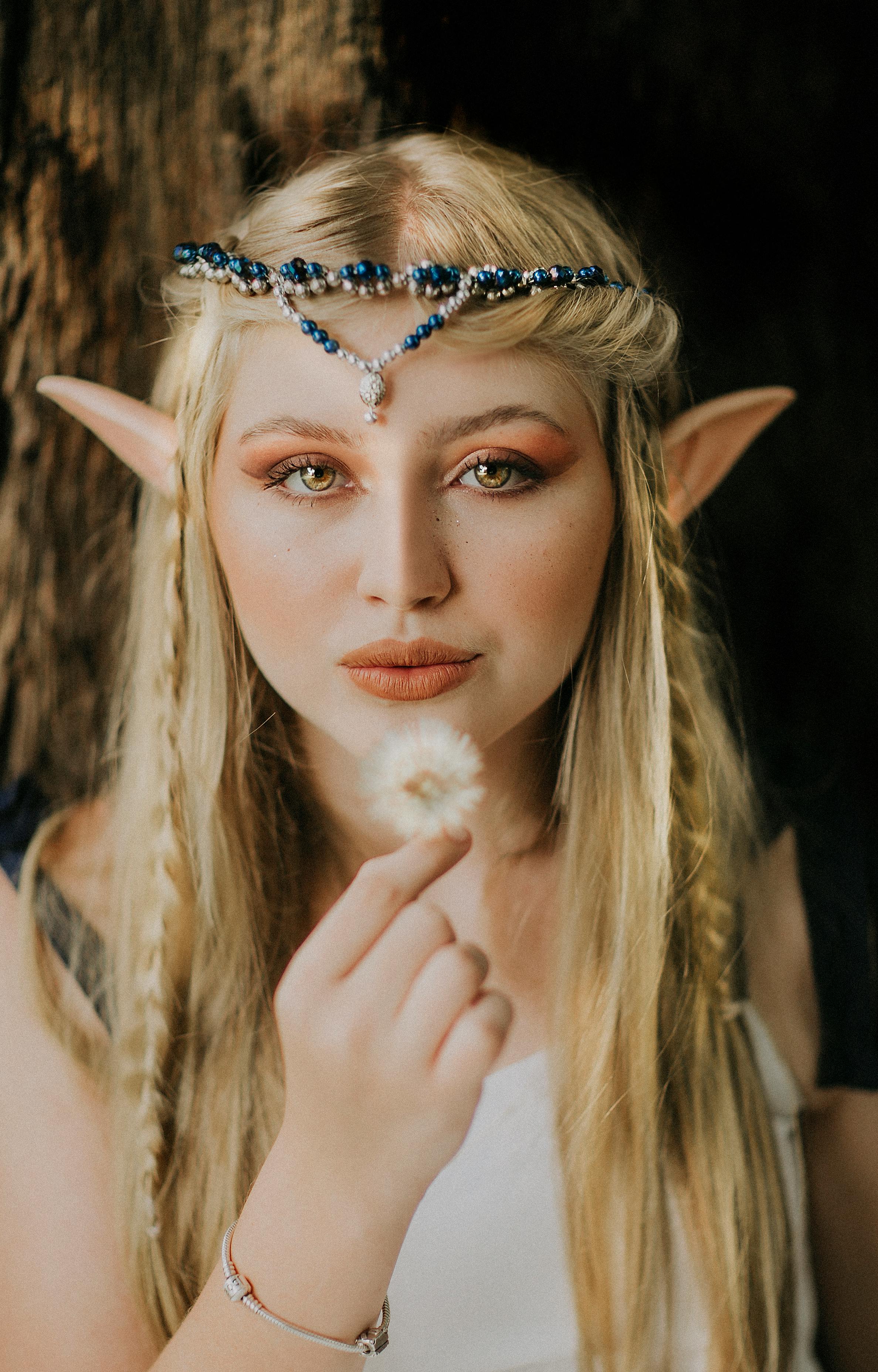 Woman elf cosplay with in · Free