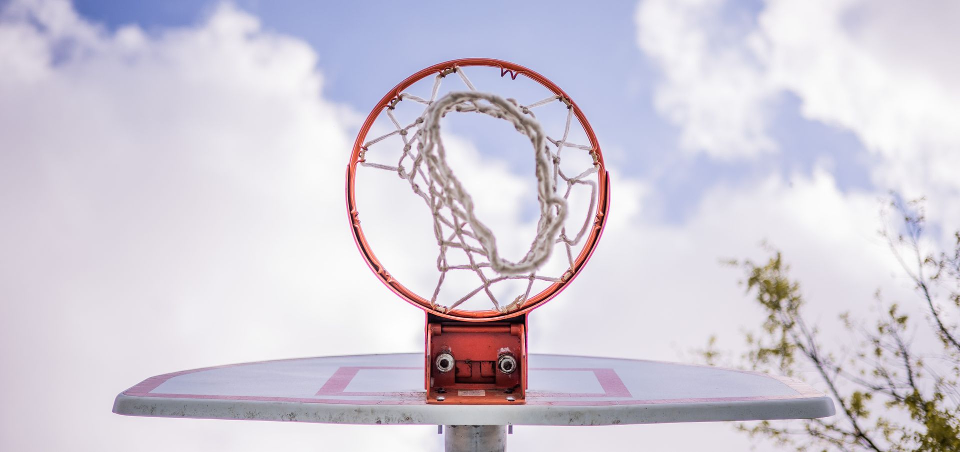 Netbol için boş bir spor sahası ve potası
