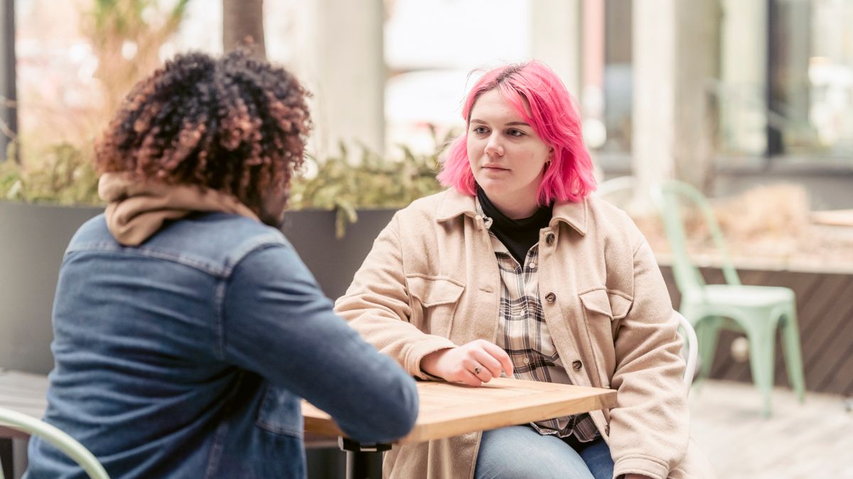Amigos conversando en una cafetería, una situación para usar phrasal verbs cotidianos