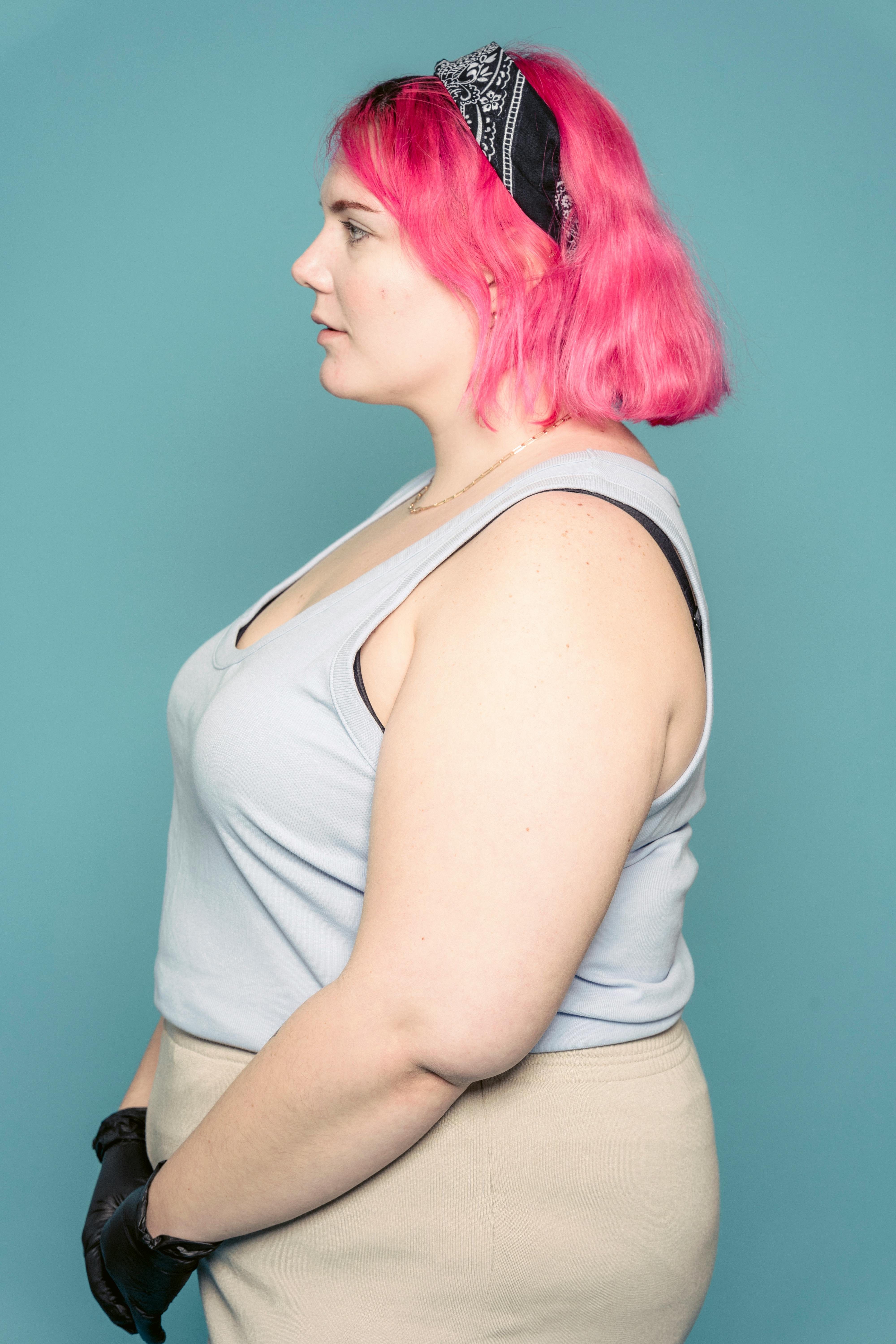 Plus size stylist with pink hair · Free Stock Photo