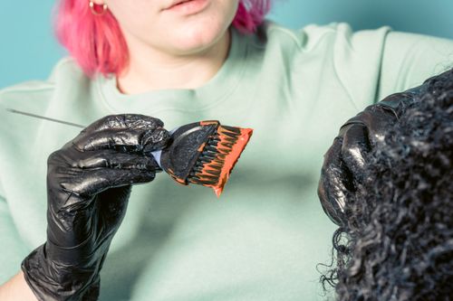 Application de coloration sur cheveux bouclés