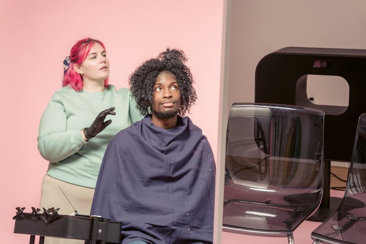 Plump Hairdresser With Black Man