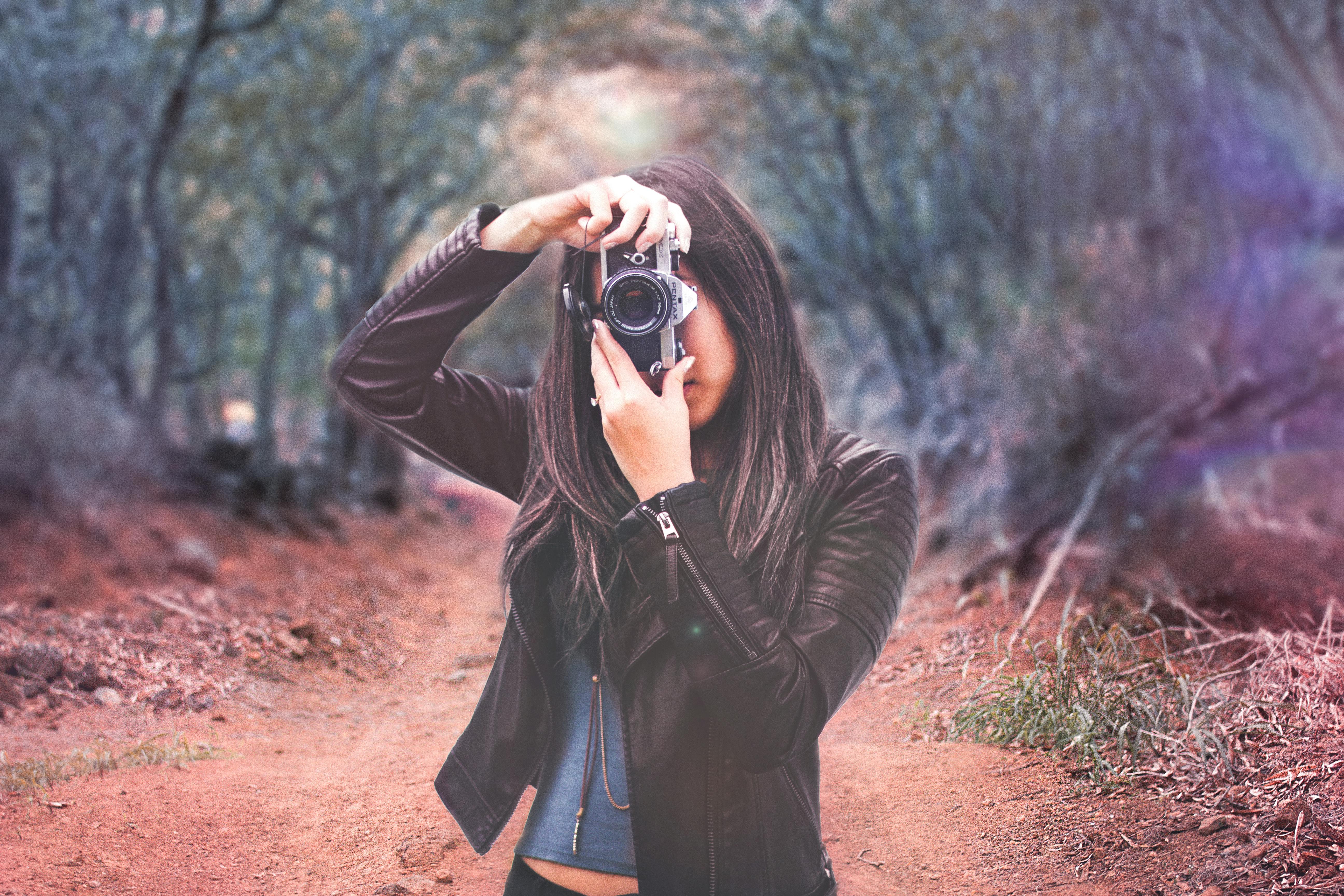 Woman Wearing Black Leather Jacket Holding CameraWoman Wearing Black Leather Jacket Holding Camera · Free Stock Photo - 웹