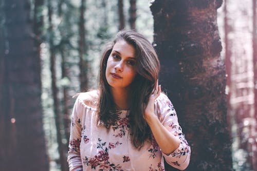 Mujer En Blusa Floral Con Cuello Redondo