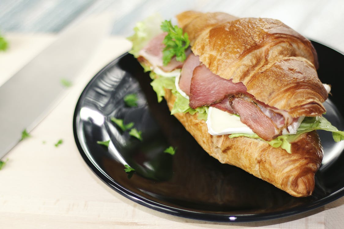 Sandwich Dengan Sayuran Dan Daging Di Piring Keramik Hitam
