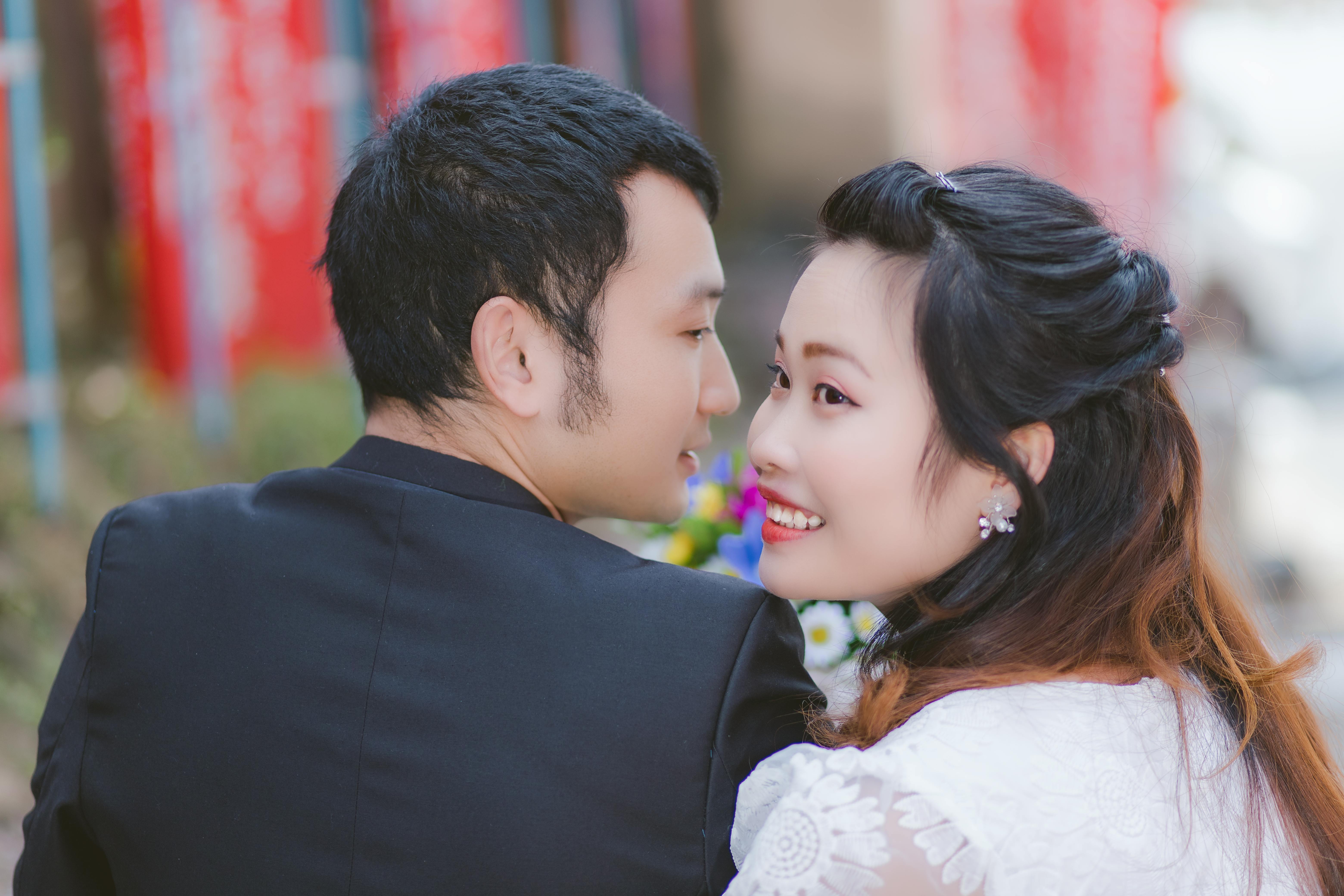 Image Nguyễn Thanh Tùng image beautiful image beautiful - A Close-Up Shot of a Newlywed Couple · Free Stock Photo