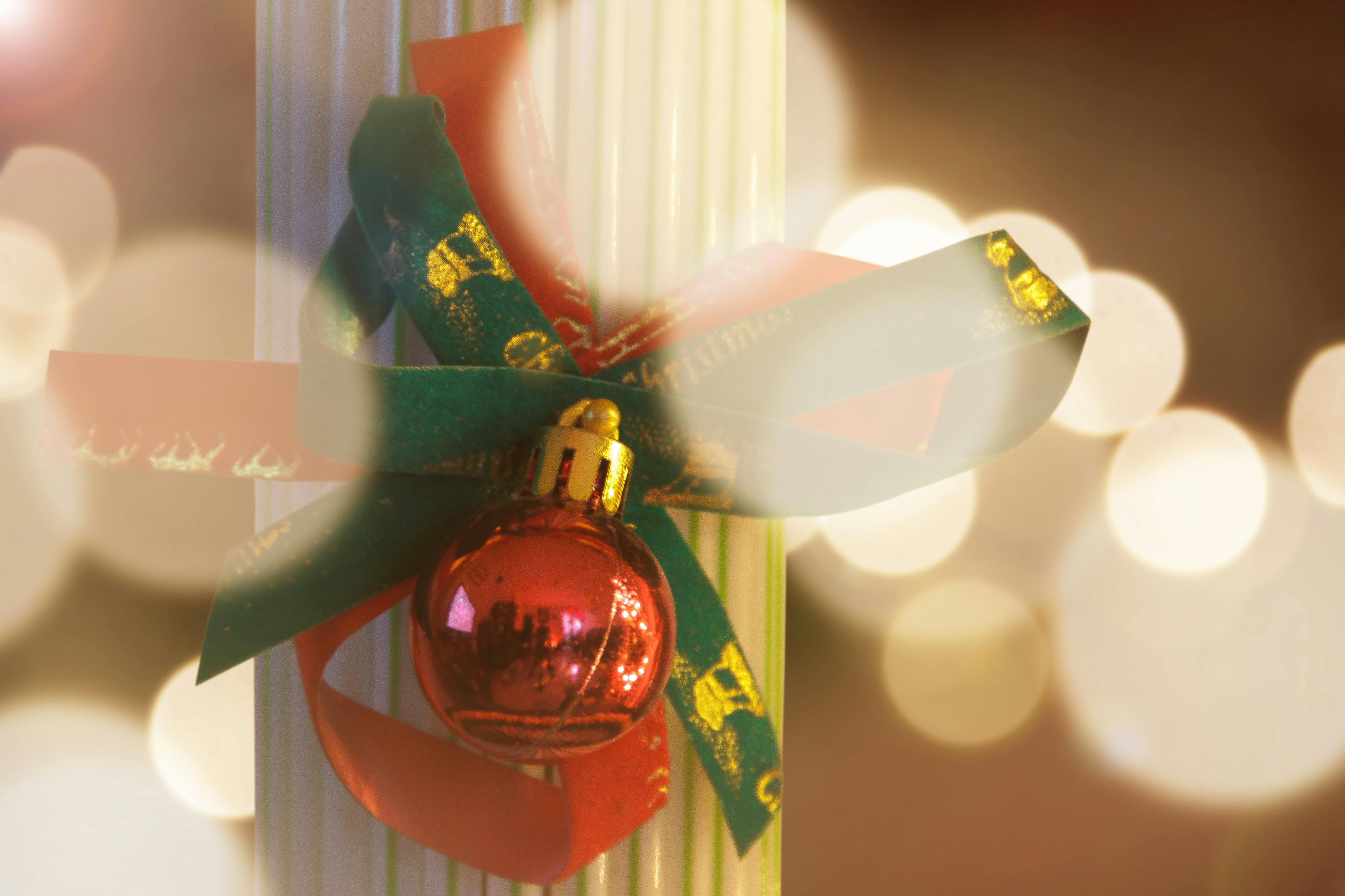 红色丝带搭配金色和绿色的背景装饰