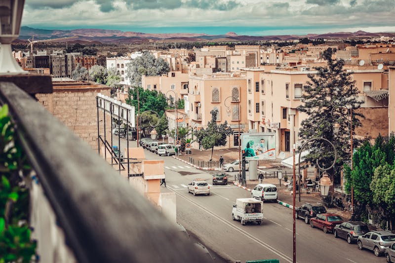 Vue aérienne d'une rue animée à Ouarzazate, montrant l'architecture marocaine.