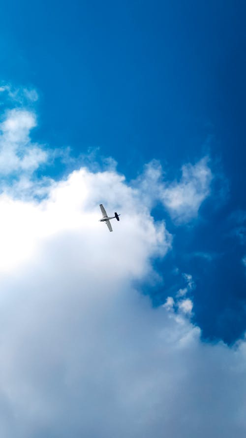 ฟรี คลังภาพถ่ายฟรี ของ การบิน, ท้องฟ้าสีคราม, สีขาวเมฆ คลังภาพถ่าย