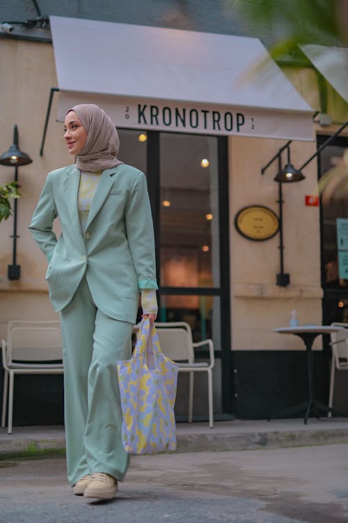 Free Woman in Green Blazer and Pants Holding a Eco Bag Stock Photo