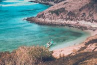 印度尼西亚的热带海湾宁静宜人，靠近海岸，碧绿的水域是旅行和旅游的理想选择