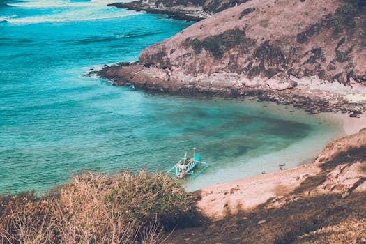 印度尼西亚的热带海湾宁静宜人，靠近海岸，碧绿的水域是旅行和旅游的理想选择