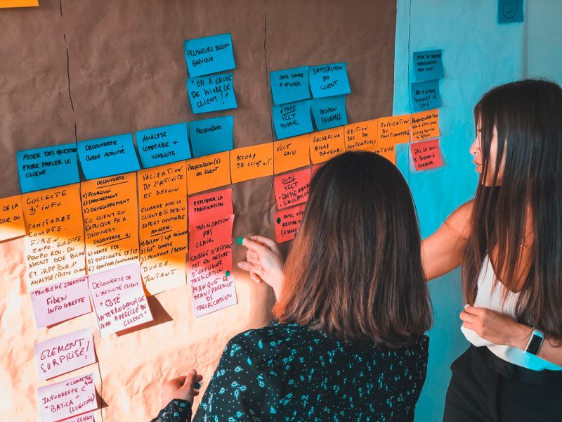 Atelier interactif : participantes construisant une analyse sur post-its