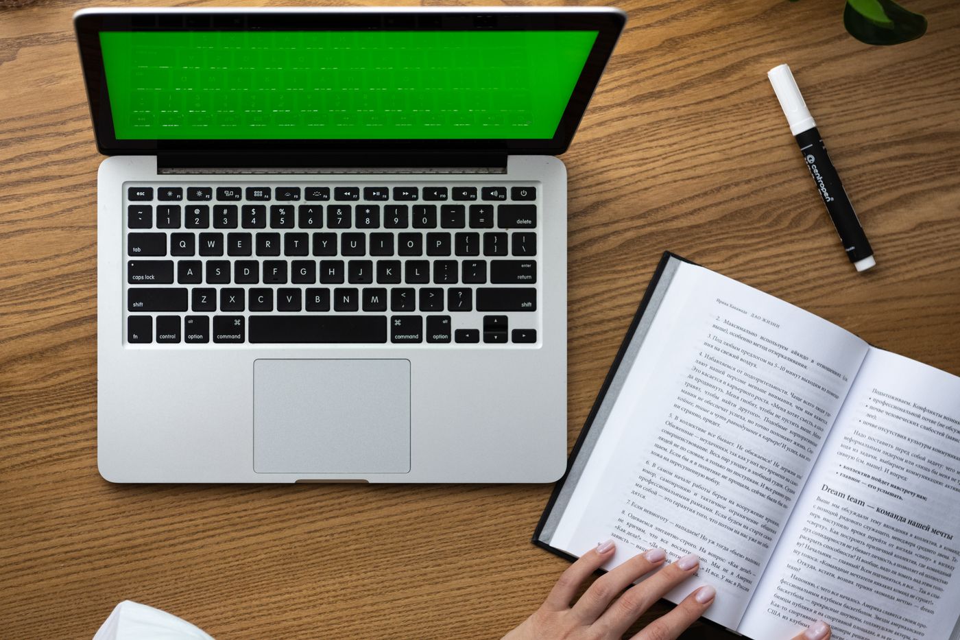 ノートパソコンと教科書を使って調べものをする机