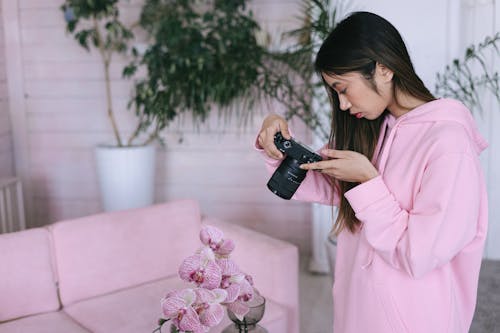 Immagine gratuita di donna asiatica, felpa con cappuccio rosa, fotocamera