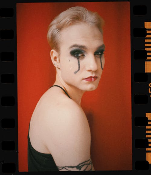 Základová fotografie zdarma na téma blond, černá tílko, červené pozadí