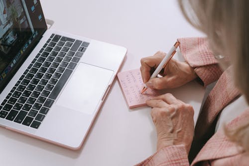 노트북, 손, 펜의 무료 스톡 사진