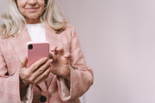 Immagine gratuita di abito scozzese rosa, donna caucasica, gadget