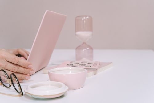 Free Elegant workspace setup with pink accessories, emphasizing a modern and minimalistic aesthetic. Stock Photo