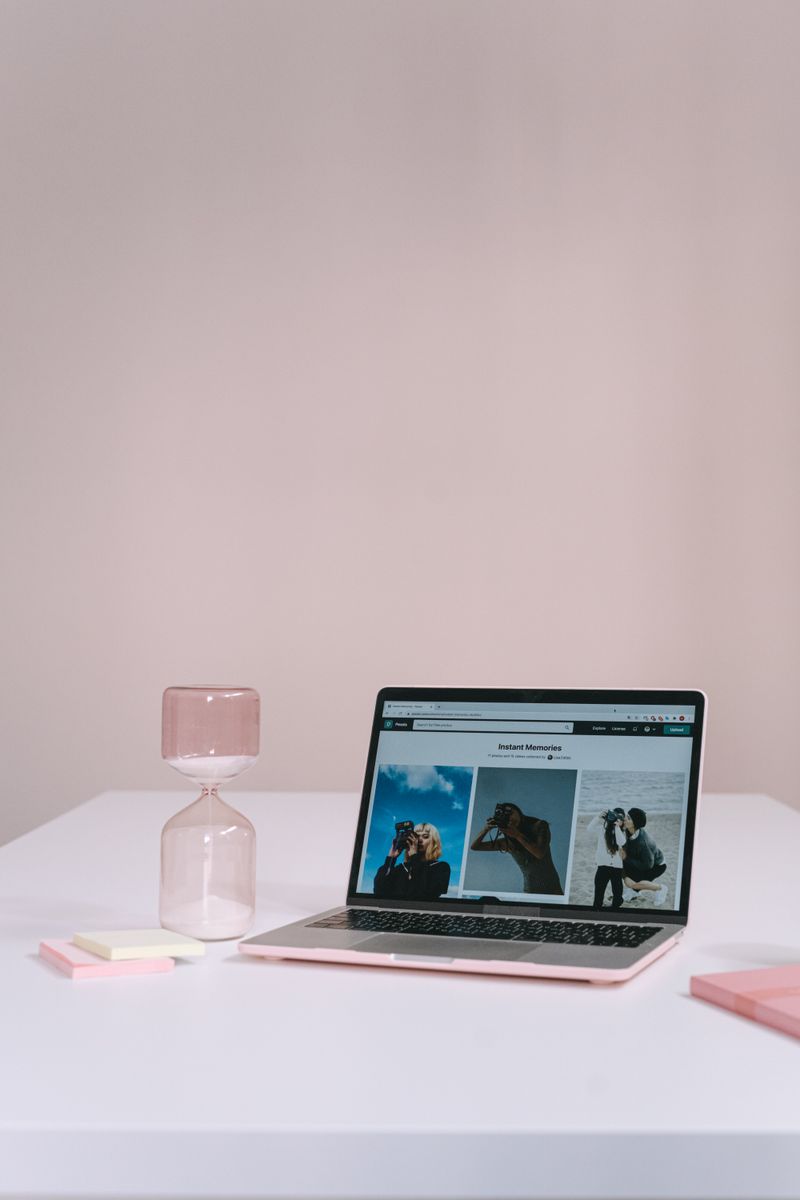 Workspace com laptop exibindo imagens na tela