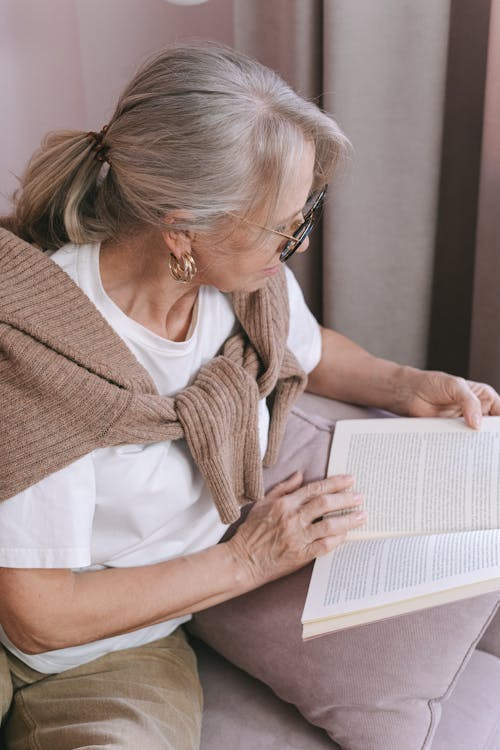 Free Photo of an Elderly Woman Reading a Book Stock Photo