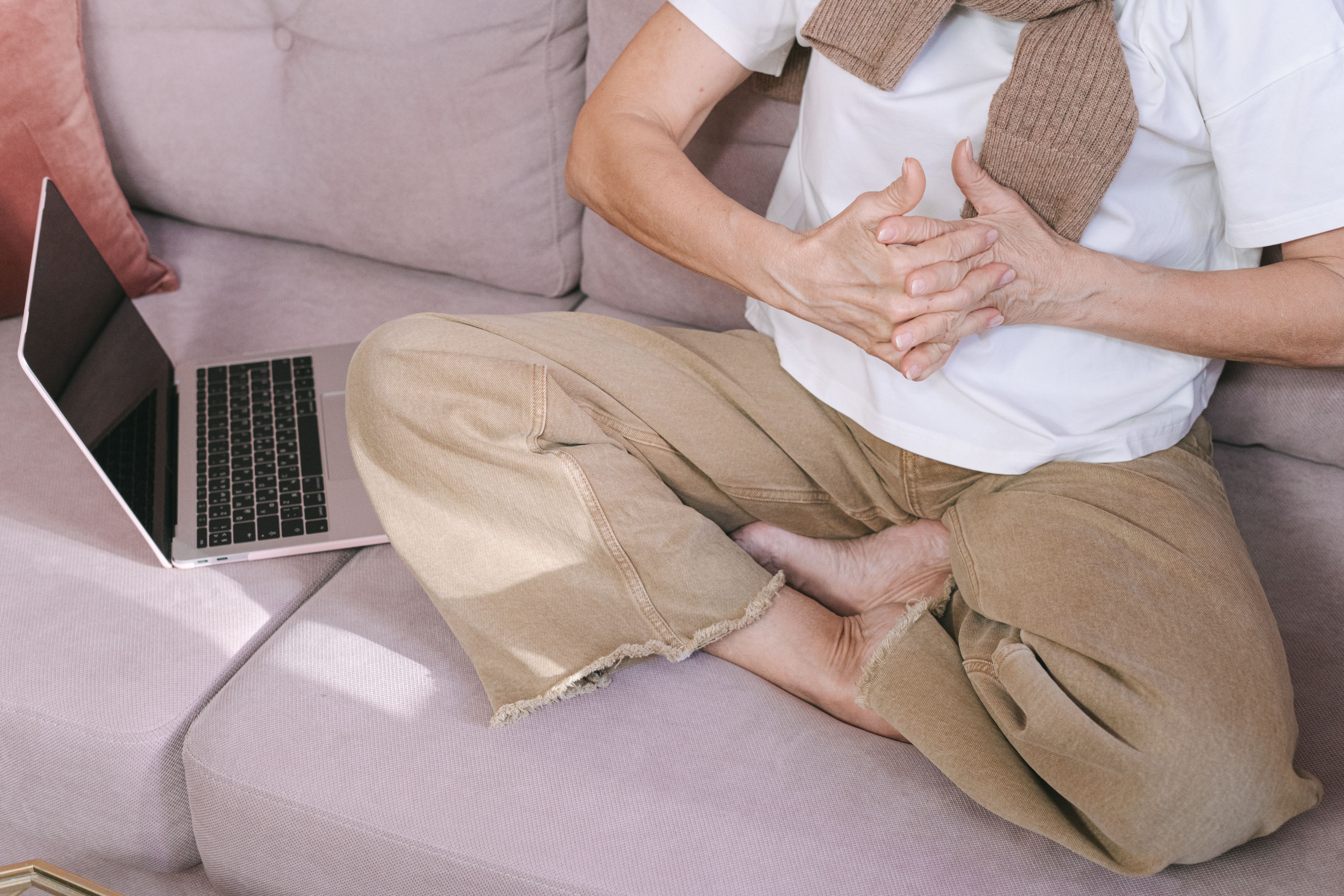 Meditation vs Meditation Apps: Why Serious Practitioners Eventually Go Beyond Headspace