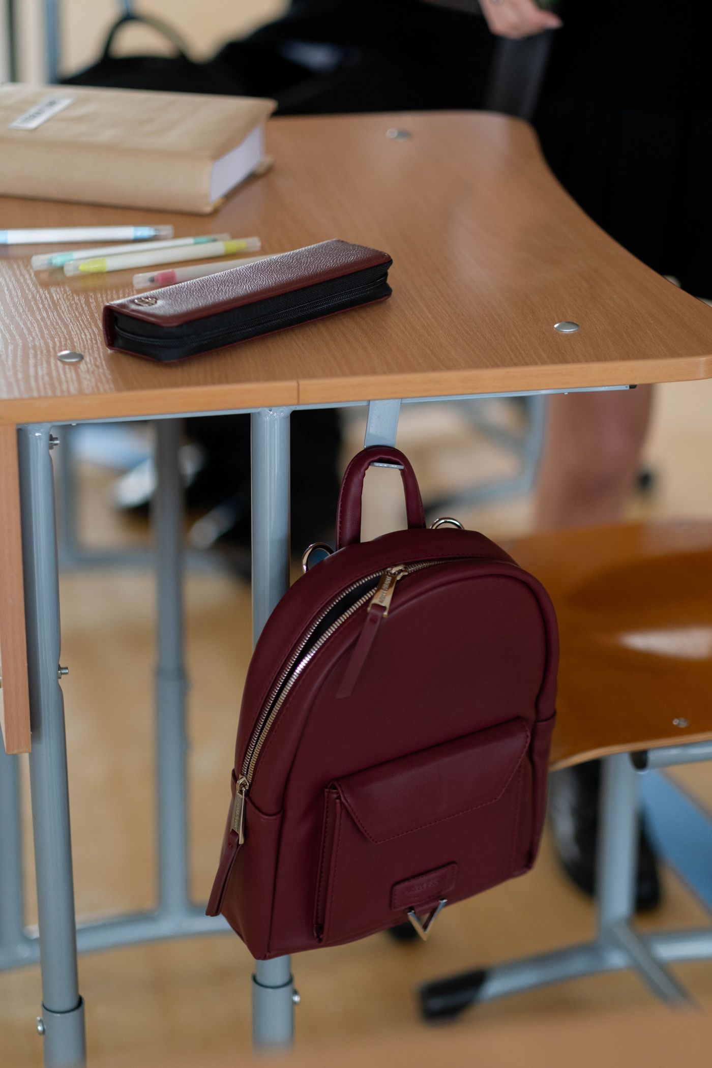 Skoletaske ved skrivebord