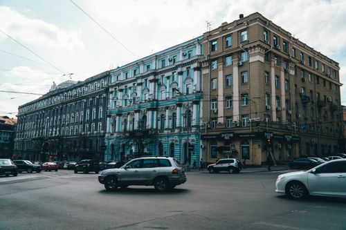 Free Urban city scene featuring historical architecture and bustling street traffic. Stock Photo