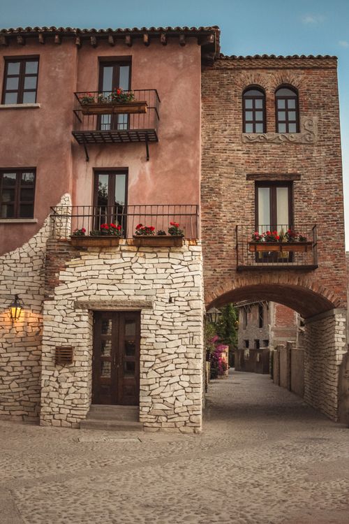 Free Charming rustic buildings with balconies in Tlaxcala, Mexico, showcasing historic architecture. Stock Photo