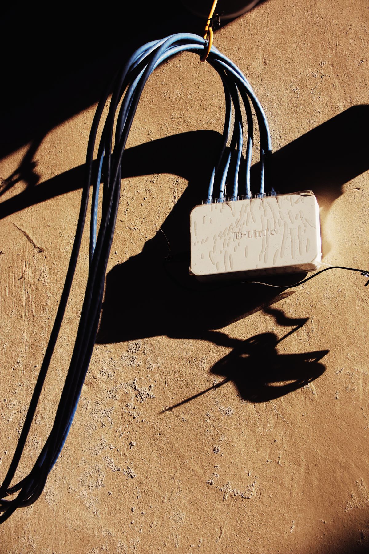 Instalación de internet en pared residencial