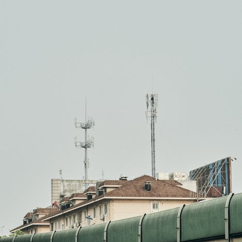 Foto d'estoc gratuïta de antenes, bloc residencial, ennuvolat