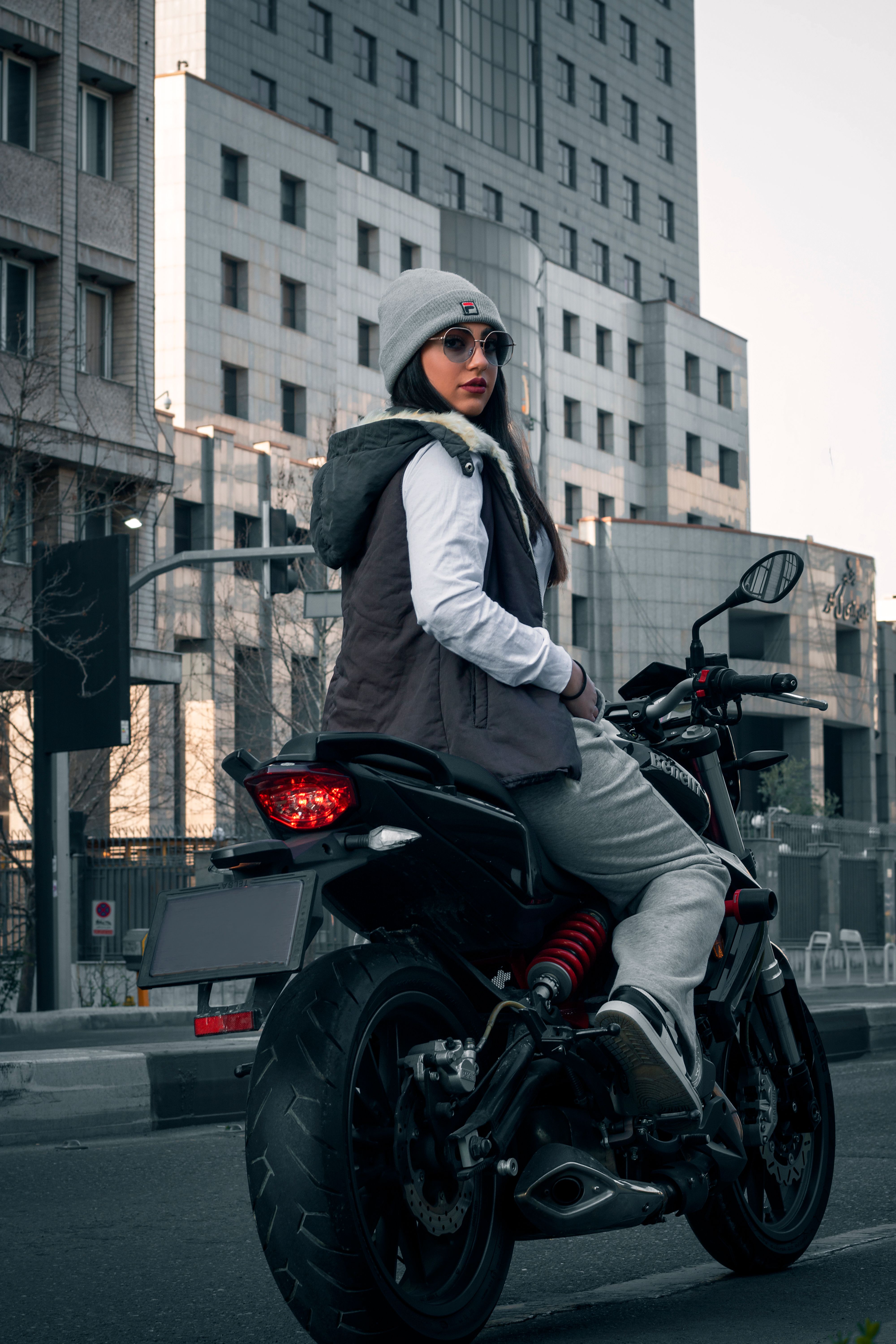 Mix and Match: Gaya Fashion Naik Motor ke Kantor Sesuai Kepribadian