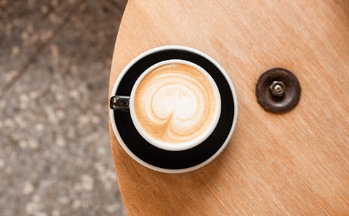 ahşap masa, cappuccino, düz yüzey içeren Ücretsiz stok fotoğraf