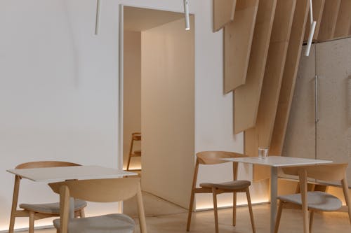 Základová fotografie zdarma na téma design interiéru, dřevěná židle, křesla
