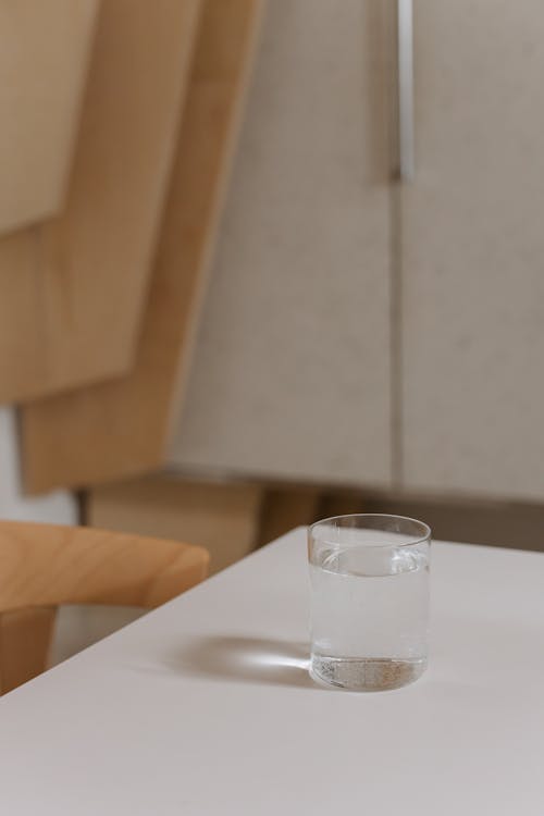 basitlik, beyaz kolsuz bluz, bir bardak su içeren Ücretsiz stok fotoğraf