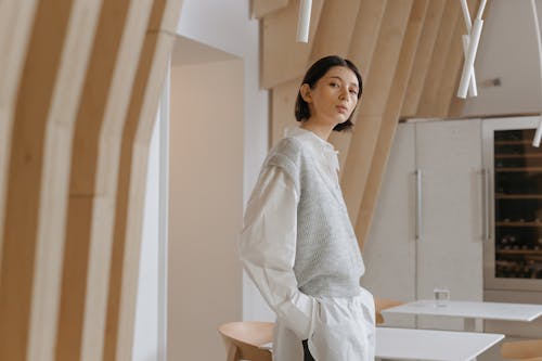 Wanita yakin di ruang dalaman minimalis