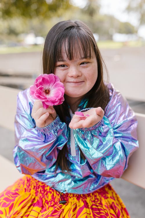 Meisje In Blauwe En Roze Jurk Met Roze Bloem