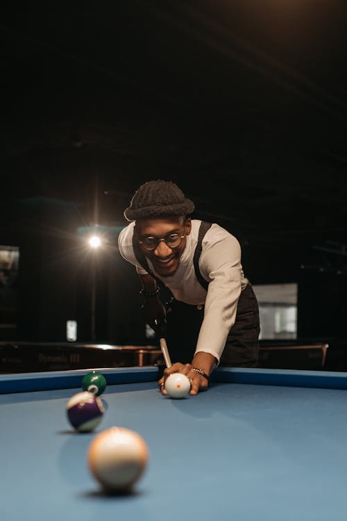 Kostenloses Stock Foto zu afroamerikanischer mann, billard, billardkugeln