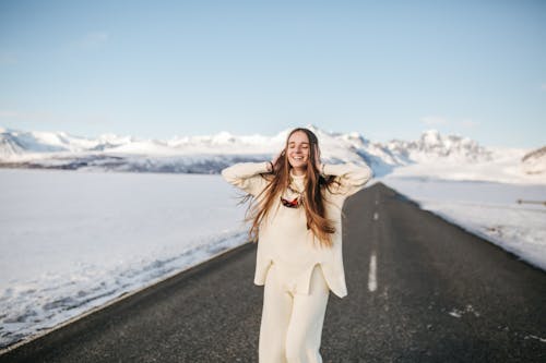Free A Stylish Woman Posing on the Road Stock Photo