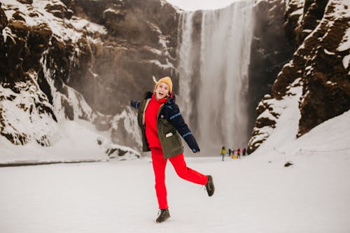 Immagine gratuita di abbigliamento caldo, cascata, donna