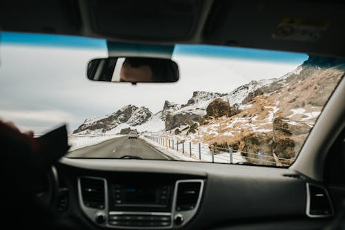 Foto dentro de auto en paisaje nevado.