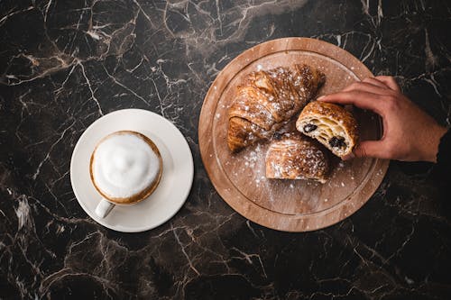 Immagine gratuita di caffè, crema, croissant